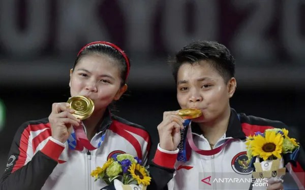 pasangan ganda puteri indonesia greysia polii apriyani rahayu berhasil meraih medali emas cabang olahraga bulutangkis pada olimpiade tokyo senin 2 agustus 2021 (foto antaraistimewa)