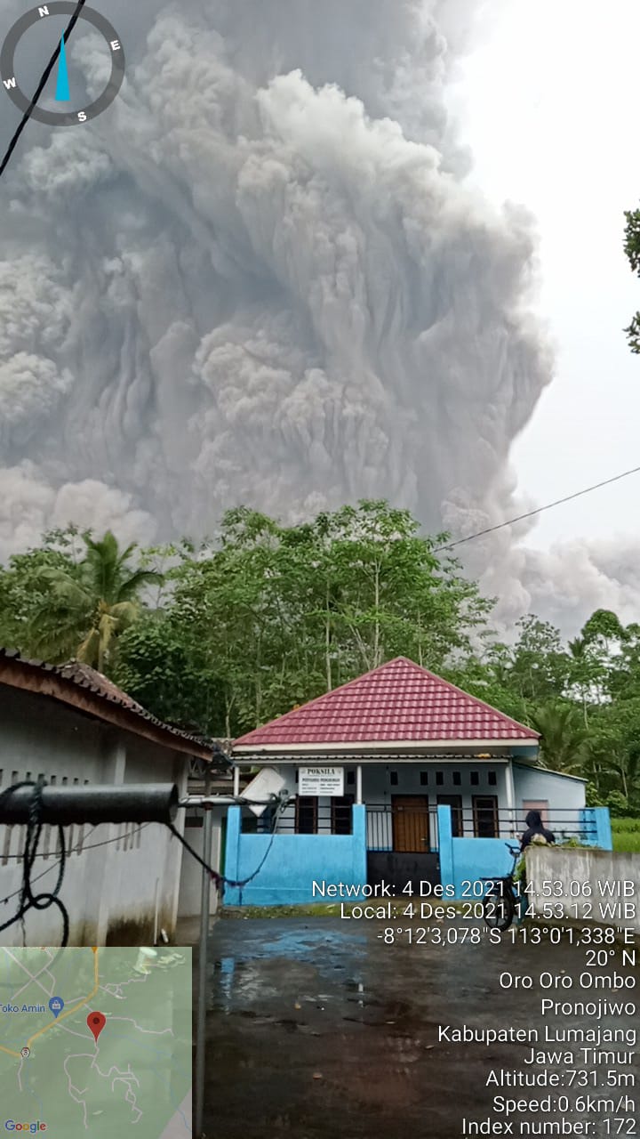 kepulan asap pekat dari letusan gunung semeru sore tadi