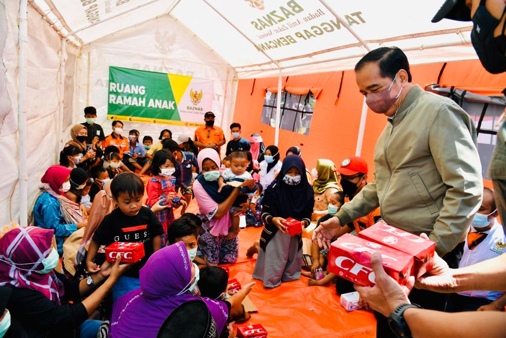 presiden berikan makanan bagi anak anak
