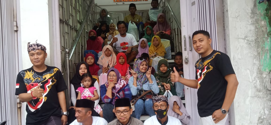 Pengurus Bara Nusa kabupaten Pamekasan usai berbagi dengan para anak yatim-piatu di Toko Cemerlang, Jumat (14/1) (Pamekasan Channel)