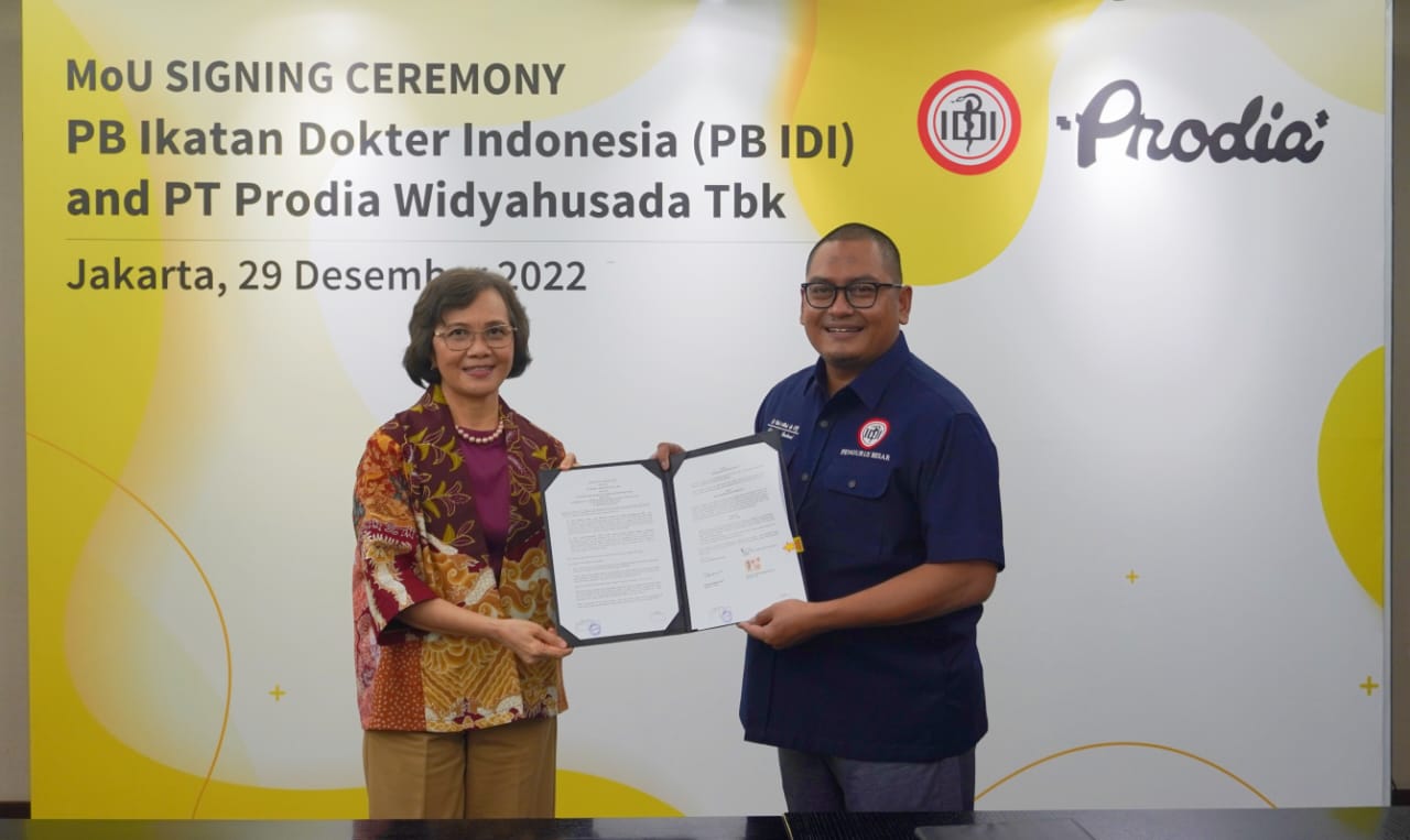 Dewi Muliaty selaku Direktur Utama PT Prodia Widyahusada Tbk (kiri) telah menandatangani Perjanjian Kerjasama bersama Dr. Ulul Albab, Sp.OG selaku Sekretaris Jenderal Pengurus Besar IDI (kanan).