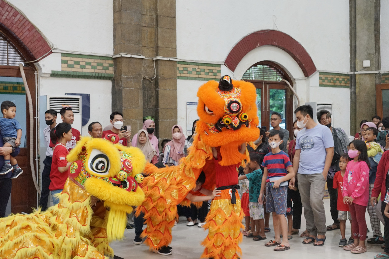 Atraksi Barongsai Hibur Pelanggan Ka Di Stasiun Semarang Tawang Editor Id