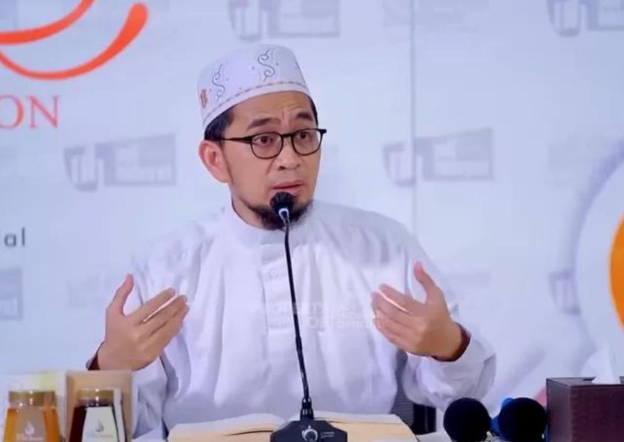 Ustadz Adi Hidayat Bagikan Amalan Doa Khusus Usai Shalat Jumat Rejeki