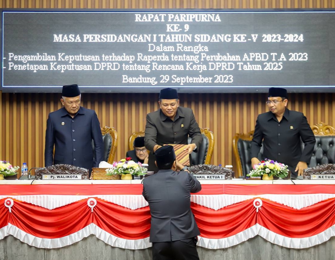 Pemkot Bandung Bersama DPRD Setujui Raperda Perubahan APBD 2023 - Editor.id